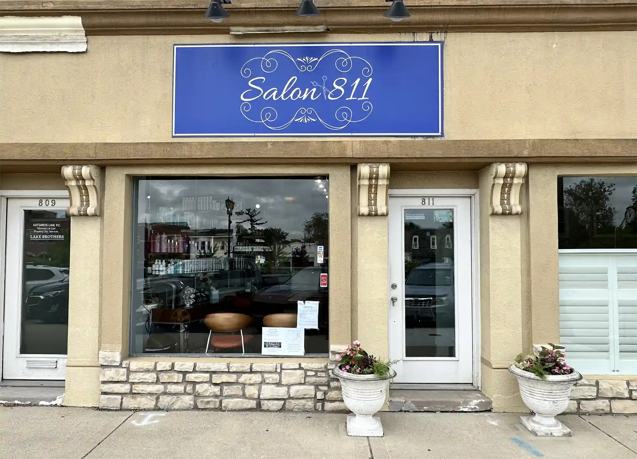 Salon 811 Western Springs IL blue logo